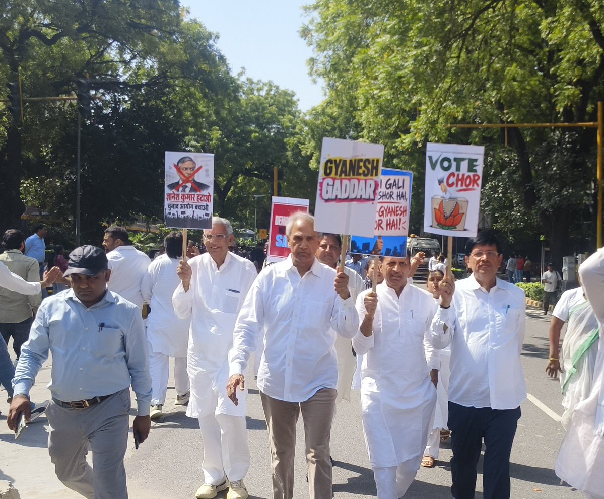 HC_meenaMP's tweet photo. आज नई दिल्ली में नेता प्रतिपक्ष श्रीमान राहुल गांधी जी के नेतृत्व में INDIA ब्लॉक के साथी सांसदों के साथ संसद से निर्वाचन आयोग कार्यालय तक पैदल मार्च कर ‘वोट चोरी’ के खिलाफ विरोध प्रदर्शन किया। 
लोकतंत्र में हर मतदाता का वोट उसकी आवाज़ है और उसकी रक्षा करना निर्वाचन व्यवस्था की सर्वोच्च जिम्मेदारी है।
वोट चोर मुख्य चुनाव आयुक्त श्री ज्ञानेश कुमार इस्तीफा दें और देश के मतदाताओं के अधिकारों से जुड़े सवालों का जवाब दें।
वोट की चोरी नहीं,लोकतंत्र की रक्षा चाहिए।
जनता के वोट से खिलवाड़ स्वीकार नहीं होगा।
@RahulGandhi 
@priyankagandhi  
@INCIndia  
@kcvenugopalmp 
@Sukhjinder_INC 
@INCRajasthan