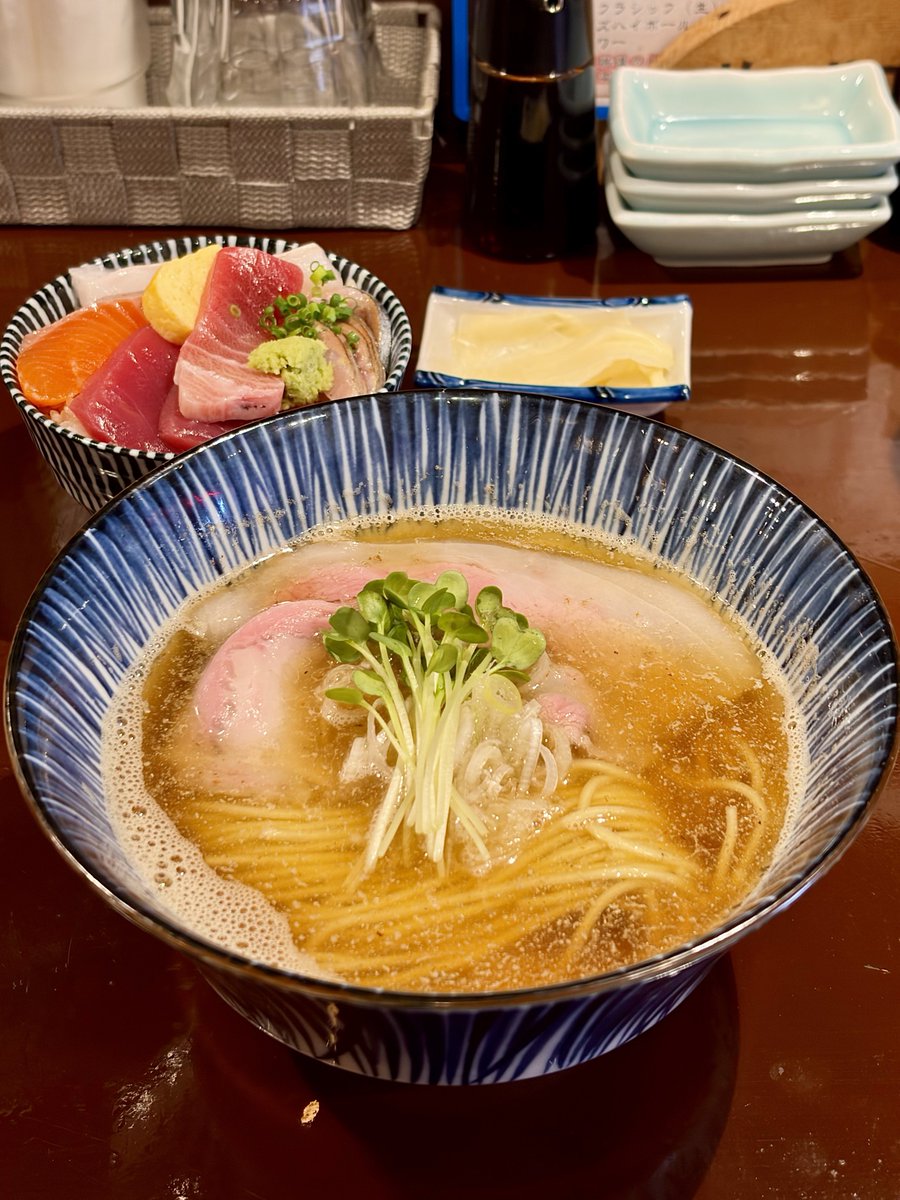 ssknmaster's tweet photo. 札幌で旨い淡麗煮干し中華を食いたいなら、
琴似にある居酒屋「ととやみち」だな。

異常なほど優しい煮干しスープが最高に旨い…。ちなみに鮮度抜群のミニ海鮮丼も神なので、絶対にセットでつけて欲しい。 https://t.co/yvsvP4Ck6W