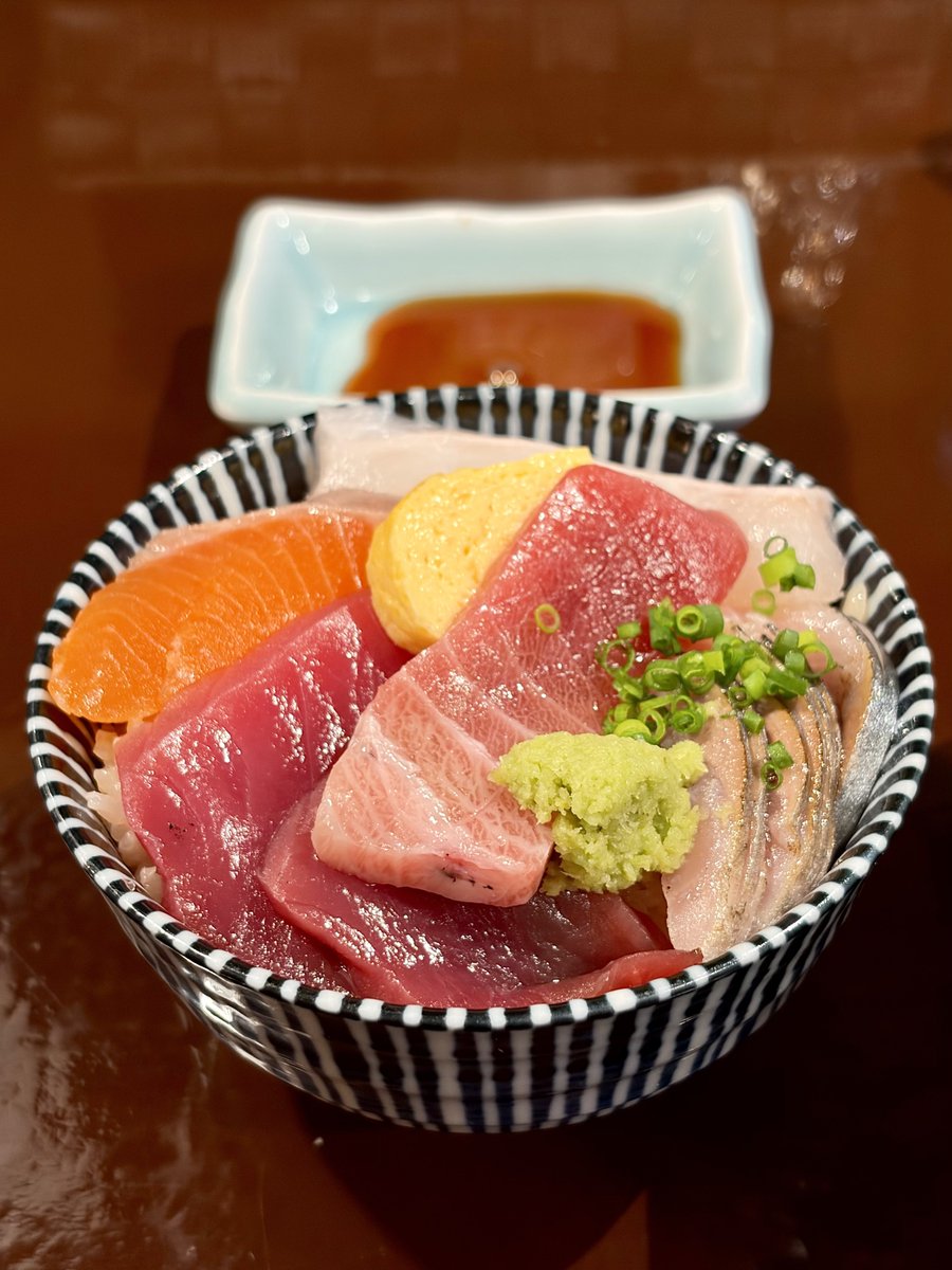 ssknmaster's tweet photo. 札幌で旨い淡麗煮干し中華を食いたいなら、
琴似にある居酒屋「ととやみち」だな。

異常なほど優しい煮干しスープが最高に旨い…。ちなみに鮮度抜群のミニ海鮮丼も神なので、絶対にセットでつけて欲しい。 https://t.co/yvsvP4Ck6W