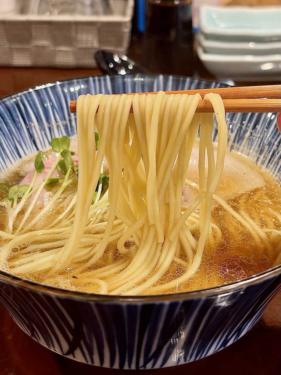 ssknmaster's tweet photo. 札幌で旨い淡麗煮干し中華を食いたいなら、
琴似にある居酒屋「ととやみち」だな。

異常なほど優しい煮干しスープが最高に旨い…。ちなみに鮮度抜群のミニ海鮮丼も神なので、絶対にセットでつけて欲しい。 https://t.co/yvsvP4Ck6W