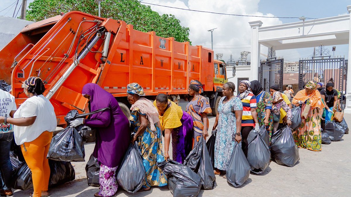 IamAhmadShooto's tweet photo. LAWMA WITHDRAWS LICENSES OF ERRING PSP OPERATORS

…Six operators affected over capacity concerns across Lagos

@muyiwag
#CleanerLagos 

https://t.co/SD2QMbCjmF https://t.co/vCJYlebcYp