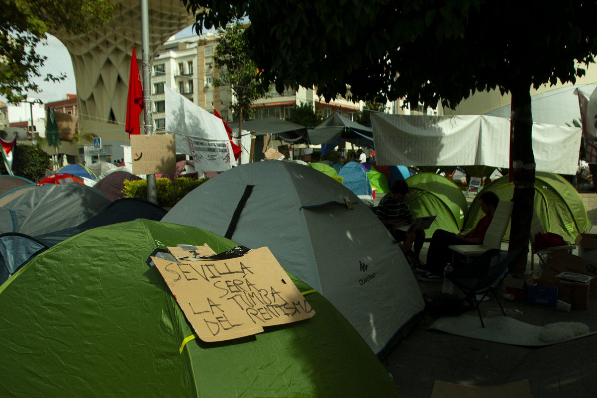 CJS_Sevilla's tweet photo. Algunas fotos de la acampada por la vivienda en Sevilla. 

¡Continuamos!

¡Luchemos por la vivienda, luchemos por el socialismo! 🚩 https://t.co/OMZx7EGlBm