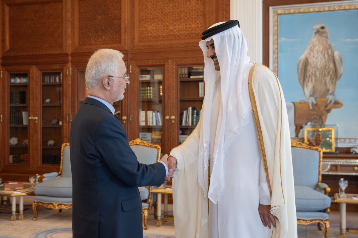 Marsalqatar's tweet photo. 🇮🇷🇶🇦| سمو الأمير @TamimBinHamad يستقبل في مكتبه بالديوان الأميري، سعادة السيد إسكندر مؤمني وزير الداخلية بالجمهورية الإسلامية الإيرانية، والوفد المرافق له، بمناسبة زيارته البلاد

جرى خلال المقابلة استعراض تطورات الأوضاع في المنطقة، والجهود الرامية إلى خفض التصعيد بما يعزز الأمن والاستقرار الإقليمي والدولي

#مرسال_قطر | #قطر