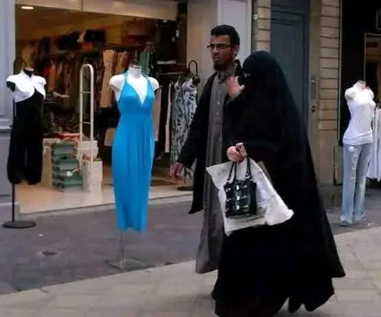 userisdowner's tweet photo. نظرتها للفستان الأزرق هي نظرة معتقل يشوف الحياة من شق باب زنزانته
 . طمسوها بأسم الذكورية الاسلامية المتخلفة https://t.co/jDahBrW6l8