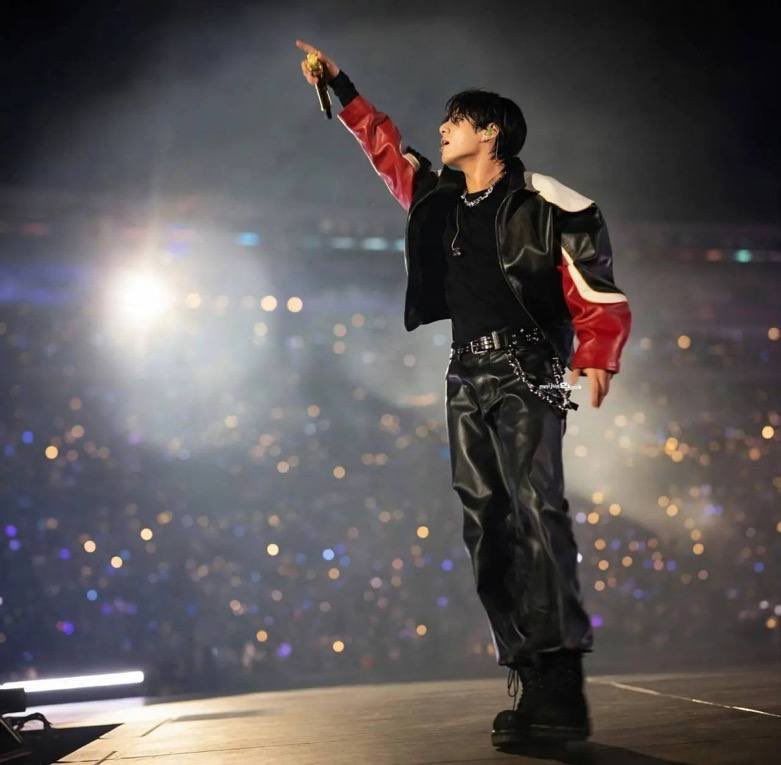 BTS_twt___JKOOK's tweet photo. https://t.co/zxYtxqZW2b