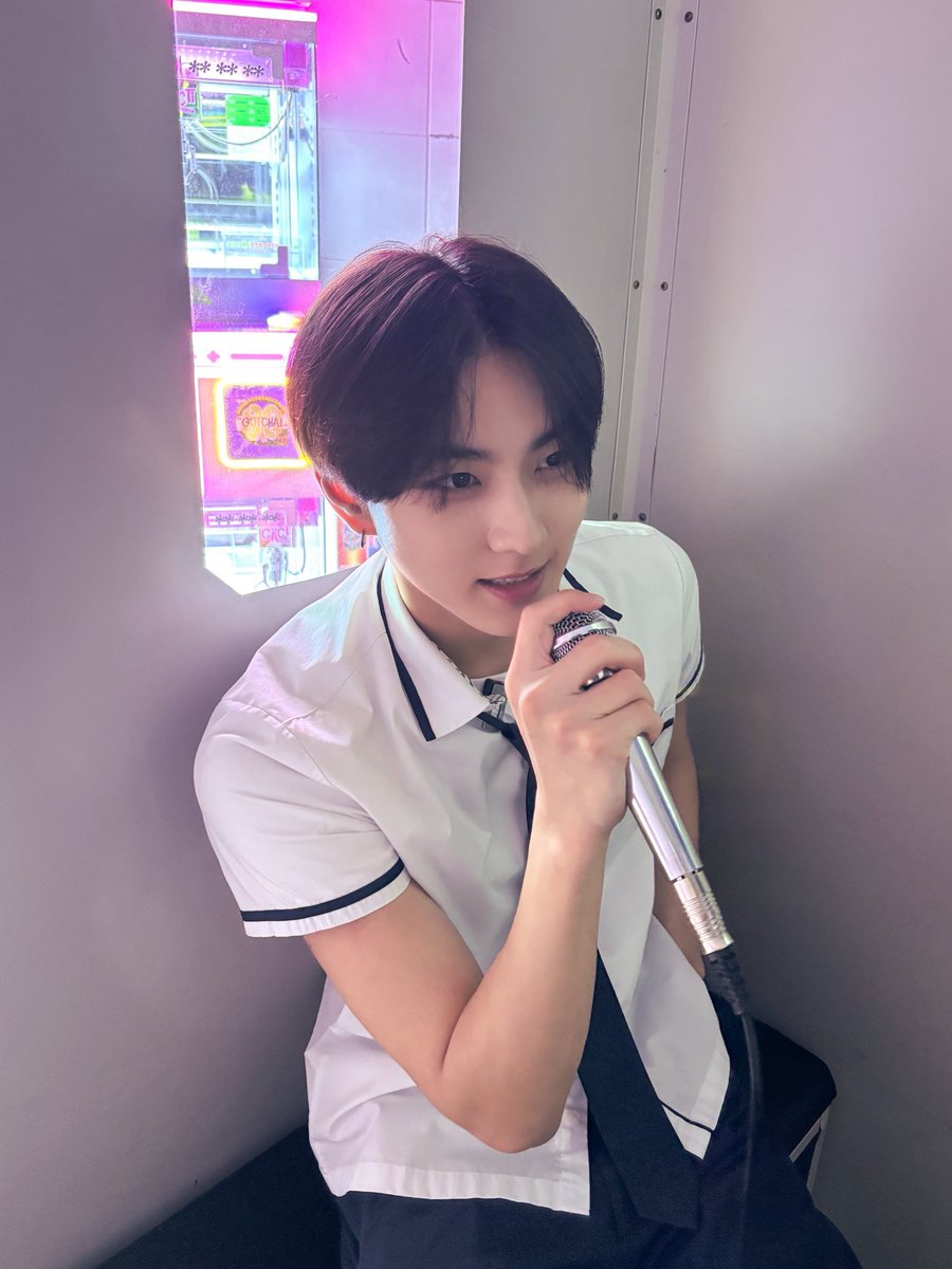 meungluvv's tweet photo. 언니방서랍속에졸업앨범을보다가
3학년1반반장이엇던그선배를오랜만에보네요 https://t.co/zVdqprDmXv