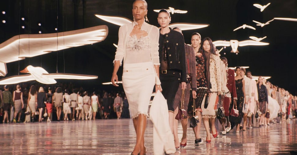 24moda's tweet photo. In passerella la ricerca tecnica e sartoriale di Chanel dlvr.​it/TVp1z4 https://t.co/kyz7JBG9Cw