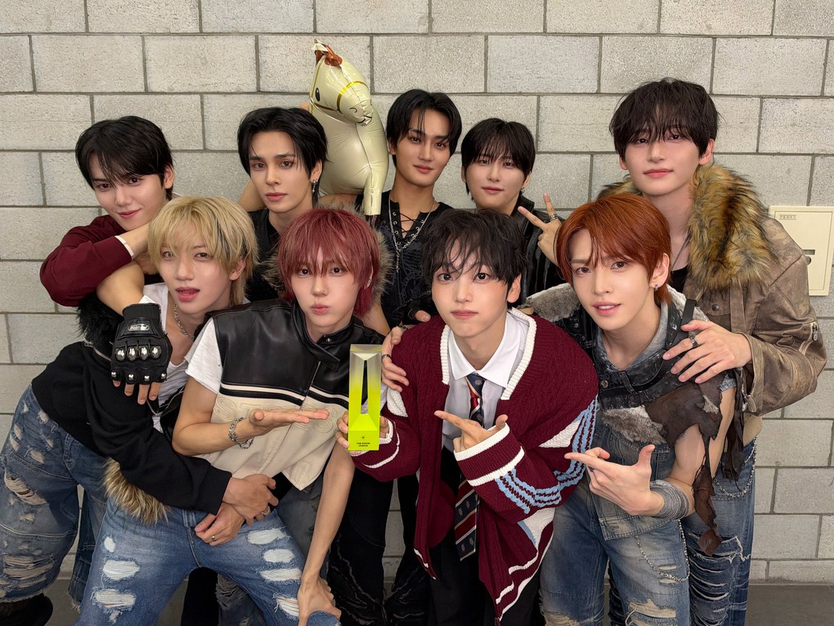 CRAVITYstarship's tweet photo. [📸]
261006 SBS Life #더쇼

러비티 덕분에 받은 소중한 1위🏆✨
CRAVITY &amp; LUVITY get higher 💜

#CRAVITY #크래비티
#sonorous
#LOUDER https://t.co/xb2ILn5vw4