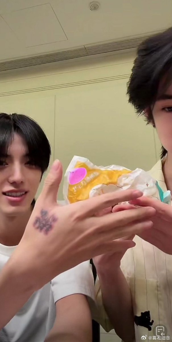 XYSTLEE00's tweet photo. Yuanyuan's IP location changed from Shanghai to Beijing, and Li Shuishui's account was closed by choice. Washing away the tattoo that accompanied you for so long feels like a quiet farewell to your past. The past is fading into the distance, but the road ahead shines bright. https://t.co/rzQzot5gvQ