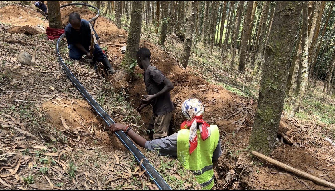 RadioRubavu's tweet photo. Abaturage bo  mu karere Ka Rutsiro bishimira isanwa ry'imiyoboro  y’amazi yangijwe n’ibiza byabaye mu mwaka wa 2023: harasanwa imiyoboro ya GATARE-BUHONONGO-KANYANTOBO N’UWA GORA-MURAMBI -RUMANGA -NKORA, yose hamwe ikaba ari 5 ireshya n'ibirometero 47. https://t.co/NkdrdWVDcQ