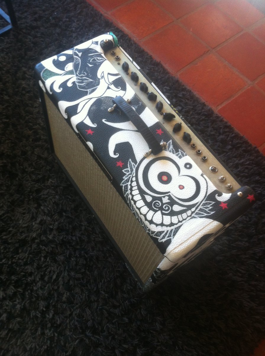 JuliuZ336039242's tweet photo. Je me permet un peu de folie, sur ce bon vieux #Fender Deluxe Hot Rod USA, j'adore donner de la créativité, du Fun et rendre les choses uniques ! 😁✌️✌️✌️✌️✌️🇫🇷🎸 https://t.co/YhDa2STd99