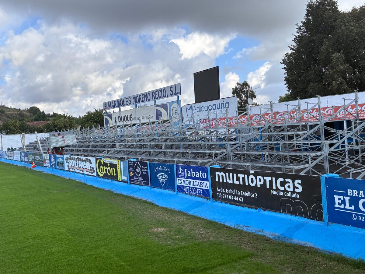 radiogolex's tweet photo. 🟢🎙️⚽️EL PARTIDAZO DE RADIOGOLEX

𝐂𝐨𝐫𝐢𝐚 𝐲 𝐄𝐱𝐭𝐫𝐞𝐦𝐚𝐝𝐮𝐫𝐚 𝐩𝐫𝐞𝐩𝐚𝐫𝐚𝐧 𝐮𝐧 𝐝𝐞𝐫𝐛𝐢 𝐩𝐨𝐫 𝐭𝐨𝐝𝐨 𝐥𝐨 𝐚𝐥𝐭𝐨: 𝐋𝐚 𝐈𝐬𝐥𝐚 𝐚𝐦𝐩𝐥í𝐚 𝐬𝐮𝐬 𝐠𝐫𝐚𝐝𝐚𝐬 𝐩𝐚𝐫𝐚 𝐫𝐞𝐜𝐢𝐛𝐢𝐫 𝐚 𝐥𝐚 𝐚𝐟𝐢𝐜𝐢ó𝐧 𝐚𝐳𝐮𝐥𝐠𝐫𝐚𝐧𝐚

Coria y Extremadura se citan este sábado, a partir de las 20.00 horas, en La Isla en uno de los encuentros más esperados de la jornada. Será el primer derbi extremeño de la temporada para ambos conjuntos, un partido que está levantando una enorme expectación y para el que el club cauriense ya trabaja con el objetivo de que el estadio presente un ambiente espectacular.

El Coria, con la colaboración del Ayuntamiento de Coria, ya está instalando gradas supletorias para aumentar la capacidad y poder albergar y acomodar a los numerosos seguidores del Extremadura que tienen previsto desplazarse desde Almendralejo. 

La movilización azulgrana ya ha comenzado y cerca de 200 entradas han sido retiradas por los aficionados almendralejenses, una cifra que seguirá creciendo conforme se acerque el encuentro.

🖊️ Un PARTIDAZO Coria-Extremadura que también podrá seguirse en directo a través de Radiogolex, con toda la emoción desde el estadio y una cobertura especial de uno de los encuentros más atractivos de la temporada.