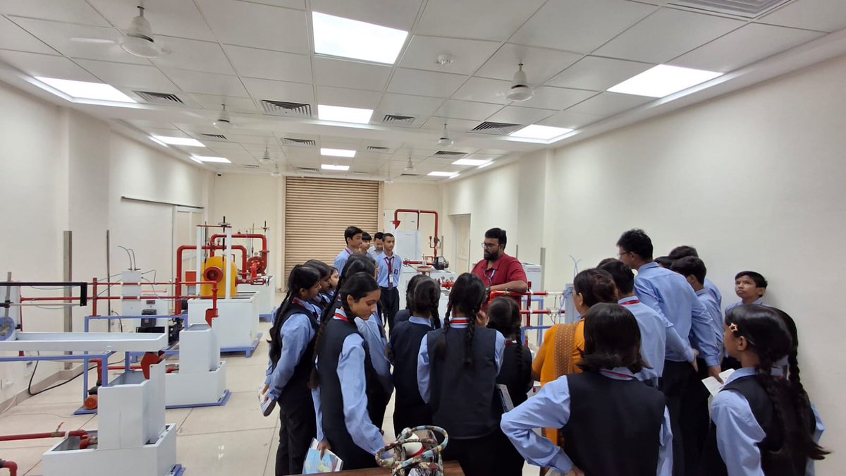 estc_ramnagar's tweet photo. 📷 Educational Tour at ESTC, Ramnagar
We were pleased to welcome the students and faculty of St. John’s School, Ramnagar to the Electronics Service &amp; Training Centre (ESTC), Ramnagar for an educational tour. https://t.co/EuRlUg7cxV