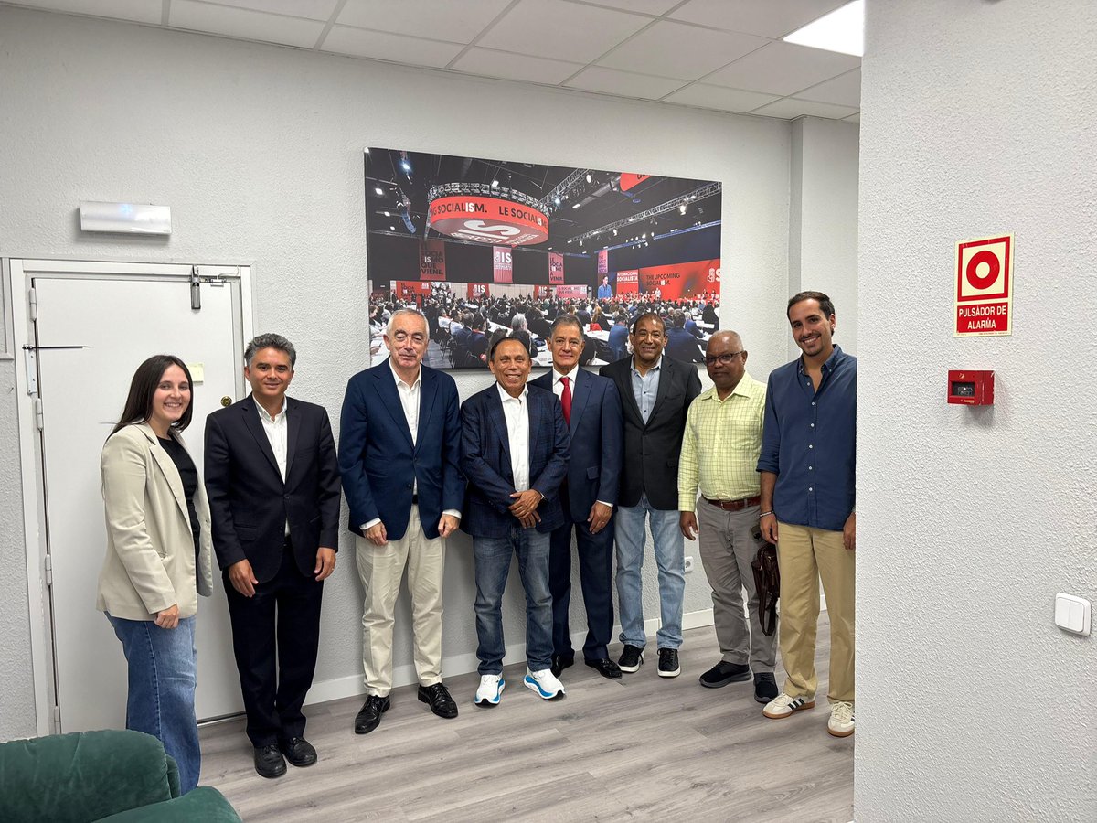 DrLudwinAlbert's tweet photo. Visita a nuestros amigos del PSOE en la sede principal de Madrid con Radhames Jimenez, Rafael Dominguez, Juan Jose Sanchez y Manuel Rosario. Fuimos recibidos por César Mogo, en representación de la Comisión Ejecutiva Federal, Sergio Amante, Presidente de la IUSY y Alba Gómez. https://t.co/OMsaMtU4lm