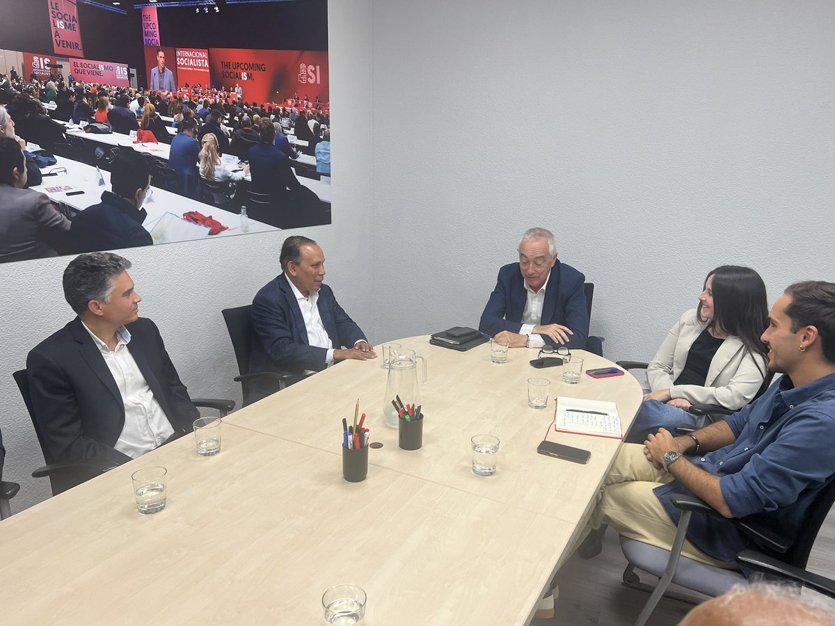DrLudwinAlbert's tweet photo. Visita a nuestros amigos del PSOE en la sede principal de Madrid con Radhames Jimenez, Rafael Dominguez, Juan Jose Sanchez y Manuel Rosario. Fuimos recibidos por César Mogo, en representación de la Comisión Ejecutiva Federal, Sergio Amante, Presidente de la IUSY y Alba Gómez. https://t.co/OMsaMtU4lm