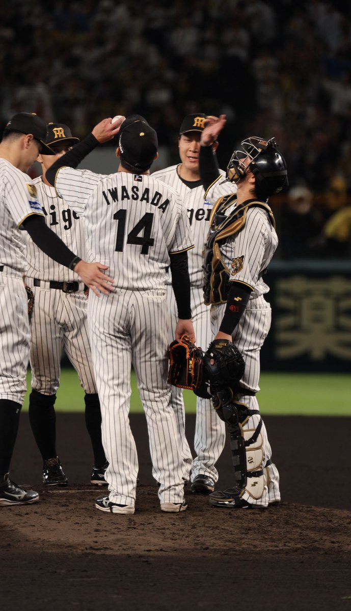 2273765tigers's tweet photo. きっと横田も見守ってくれてる

🗓️2026.10.06
🏟️阪神甲子園球場
#阪神タイガース
#岩貞祐太 投手
#梅野隆太郎 選手
#熱覇 https://t.co/22KIeLlZUd