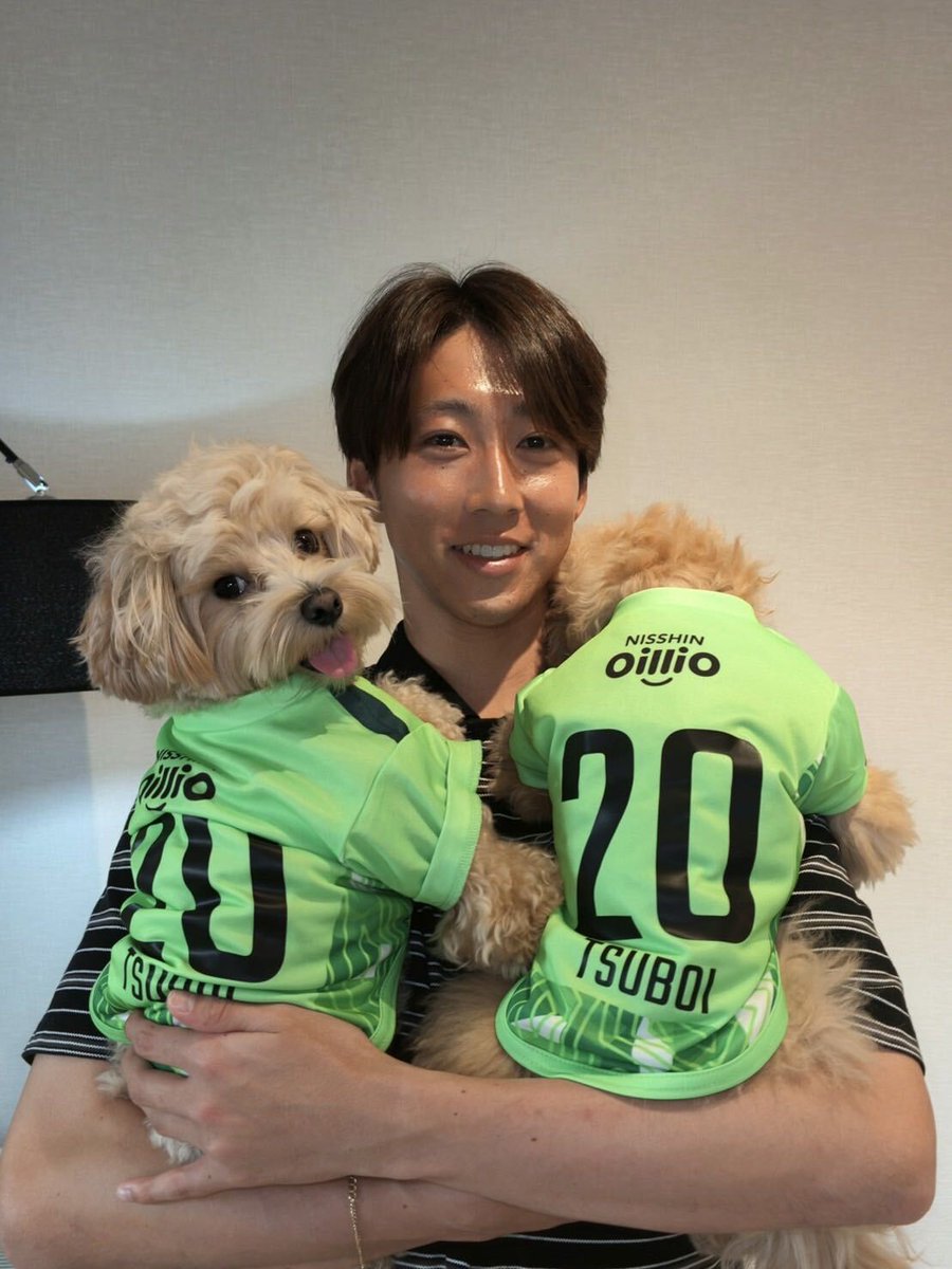 TRICOLOREONE_05's tweet photo. 〜 👦👧キッズ・ベビー&ドッグユニ🐶〜

🐶選手の愛犬も着用！
ドッグユニフォーム✨

【着用サイズ】
🐾#井上太聖 選手の愛犬
XSサイズ/Sサイズ

🐾#坪井湧也 選手の愛犬
Mサイズ

📱𝙊𝙉𝙇𝙄𝙉𝙀 𝙎𝙏𝙊𝙍𝙀
▶10/7(水)12:00〜予約販売
※お届け時期は商品ページをご確認ください。

🏟スタジアムストア
▶10/14(水)10:00～

👦👧キッズ・ベビーユニフォームは
10/7(水)より販売開始！

※在庫がなくなり次第、販売終了となります。

#fmarinos