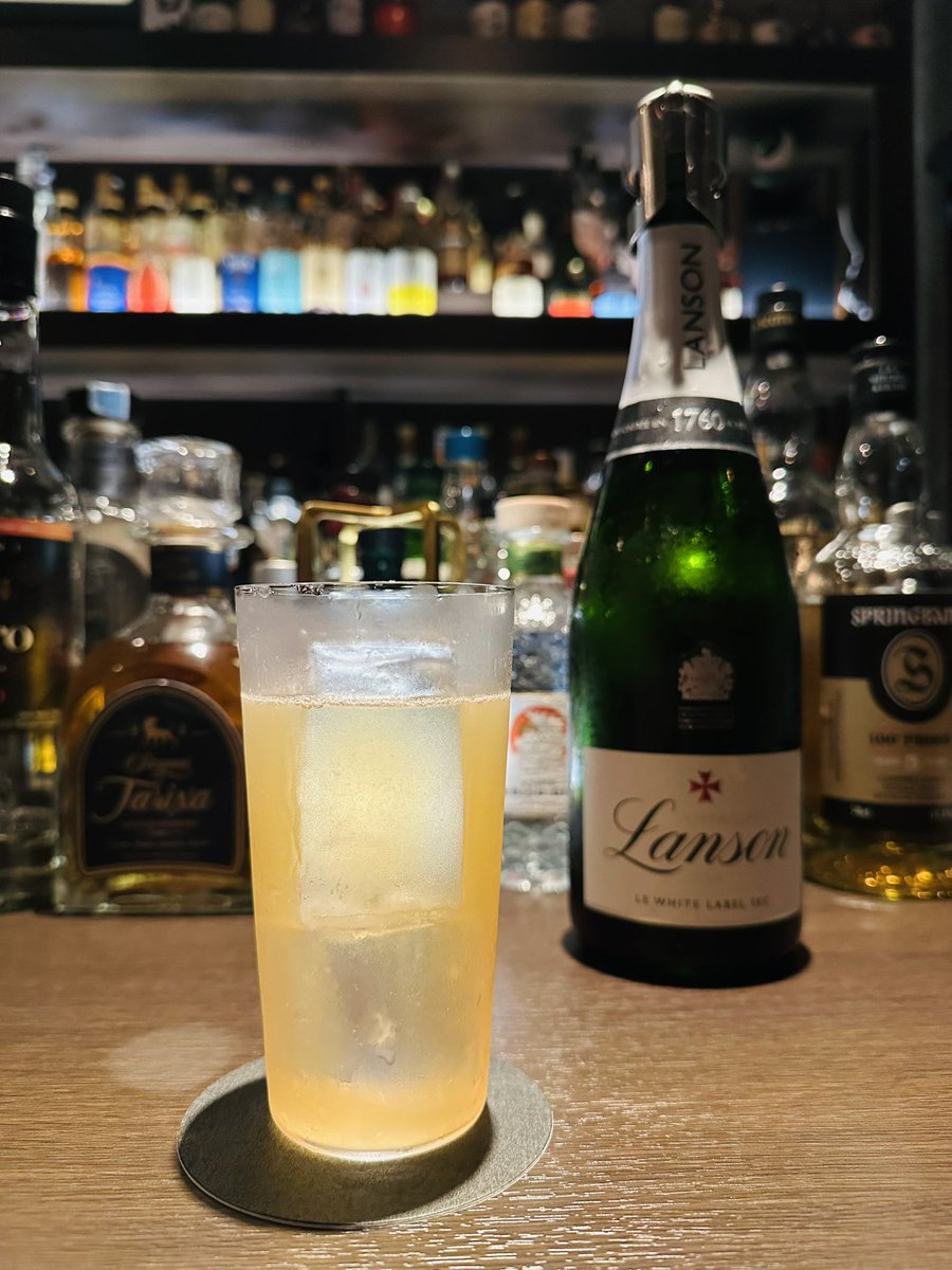 cocktailfreaks's tweet photo. フレンチ95
フレンチ75のベースをバーボンにしたカクテルです。ちなみにフレンチ75とは第一次世界大戦で用いられた大砲の名前です。ブランデーベースだとフレンチ125となります。
バーボンウイスキー、レモンジュース、シュガーシロップ、シャンパン
#カクテル #カクテルフリークス #バー #国分寺 https://t.co/rGzZLisr9i