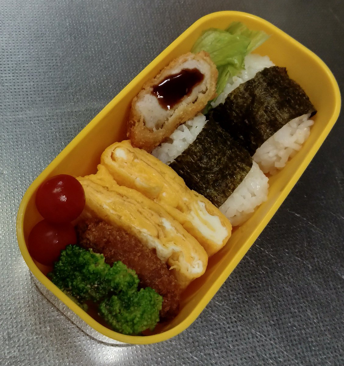 iruka1003's tweet photo. お弁当とウインナーカレー(2026/10/6)

デザートは、柿😀
#ポテトサラダ
#愛妻弁当
#おうちご飯 https://t.co/4sSPEmChqY