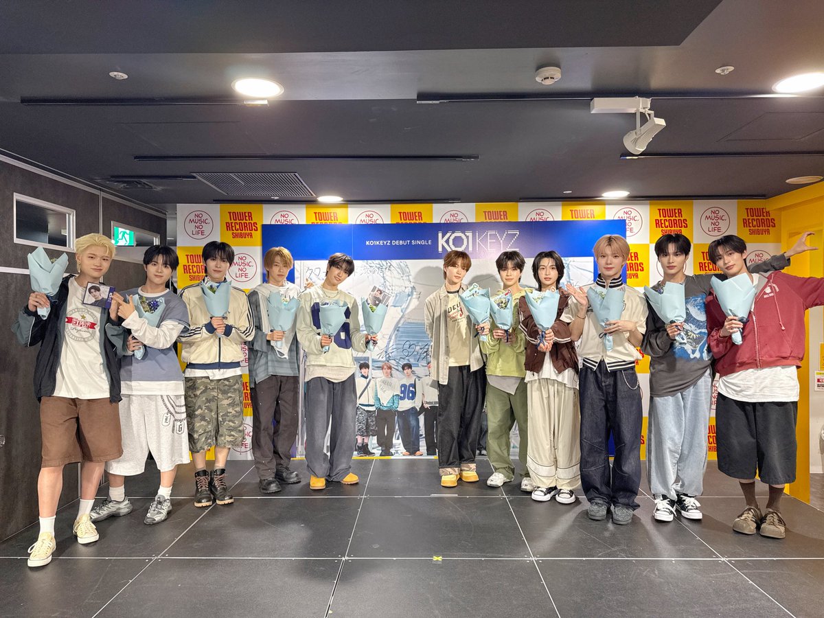 TOWER_Shibuya's tweet photo. 【#タワ渋KO1KEYZ】
KO1KEYZ（@KO1KEYZofficial）
メンバー店頭挨拶・壁面パネルサイン会観覧イベントへのたくさんのご応募ありがとうございました👏

そして、KO1KEYZの皆様
改めてデビューおめでとうございます🩵

ご当選者の皆様、明日のデビューを控えた初々しいメンバーのお姿いかがだったでしょうか☺️

いつかまた渋谷店でお会いできる日を楽しみにしております🤝

本日記念のお写真です！！！