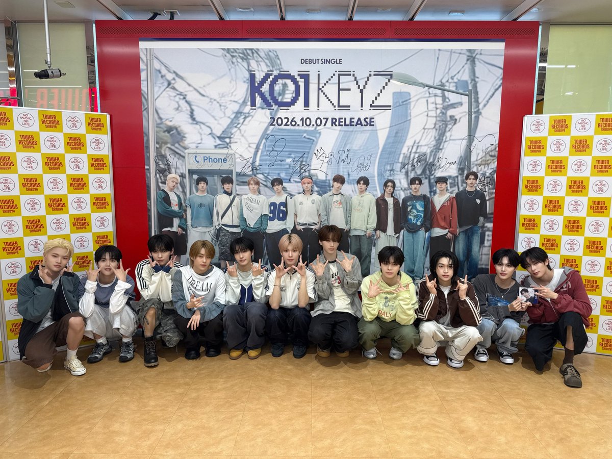 TOWER_Shibuya's tweet photo. 【#タワ渋KO1KEYZ】
KO1KEYZ（@KO1KEYZofficial）
メンバー店頭挨拶・壁面パネルサイン会観覧イベントへのたくさんのご応募ありがとうございました👏

そして、KO1KEYZの皆様
改めてデビューおめでとうございます🩵

ご当選者の皆様、明日のデビューを控えた初々しいメンバーのお姿いかがだったでしょうか☺️

いつかまた渋谷店でお会いできる日を楽しみにしております🤝

本日記念のお写真です！！！