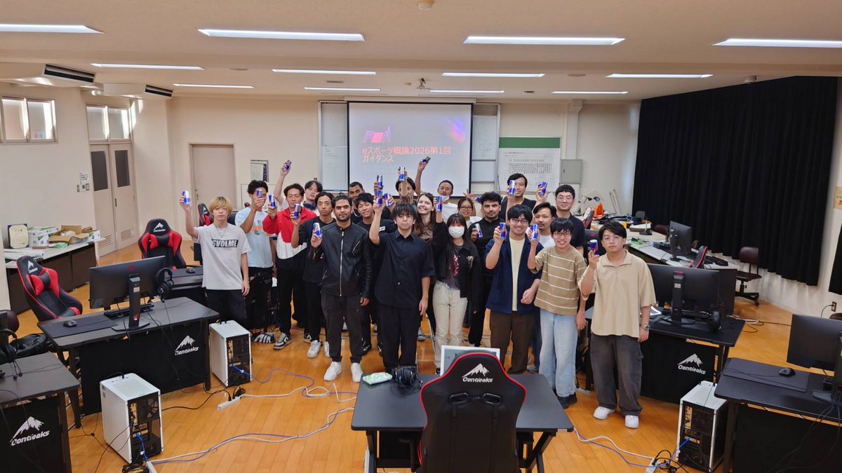 kiis_eSports's tweet photo. 先日、福岡eスポーツ協会の方のつながりで、東京ゲームショウにも出展してしていた「レッドブル」九州マーケティングさんから、eスポーツ活動の支援に試供品を提供していただきました。
ありがとうございます。
今後ともよろしくお願いいたします！
eスポーツ概論講義などの前にて撮影。
#RedBull https://t.co/Win42RyRQ0