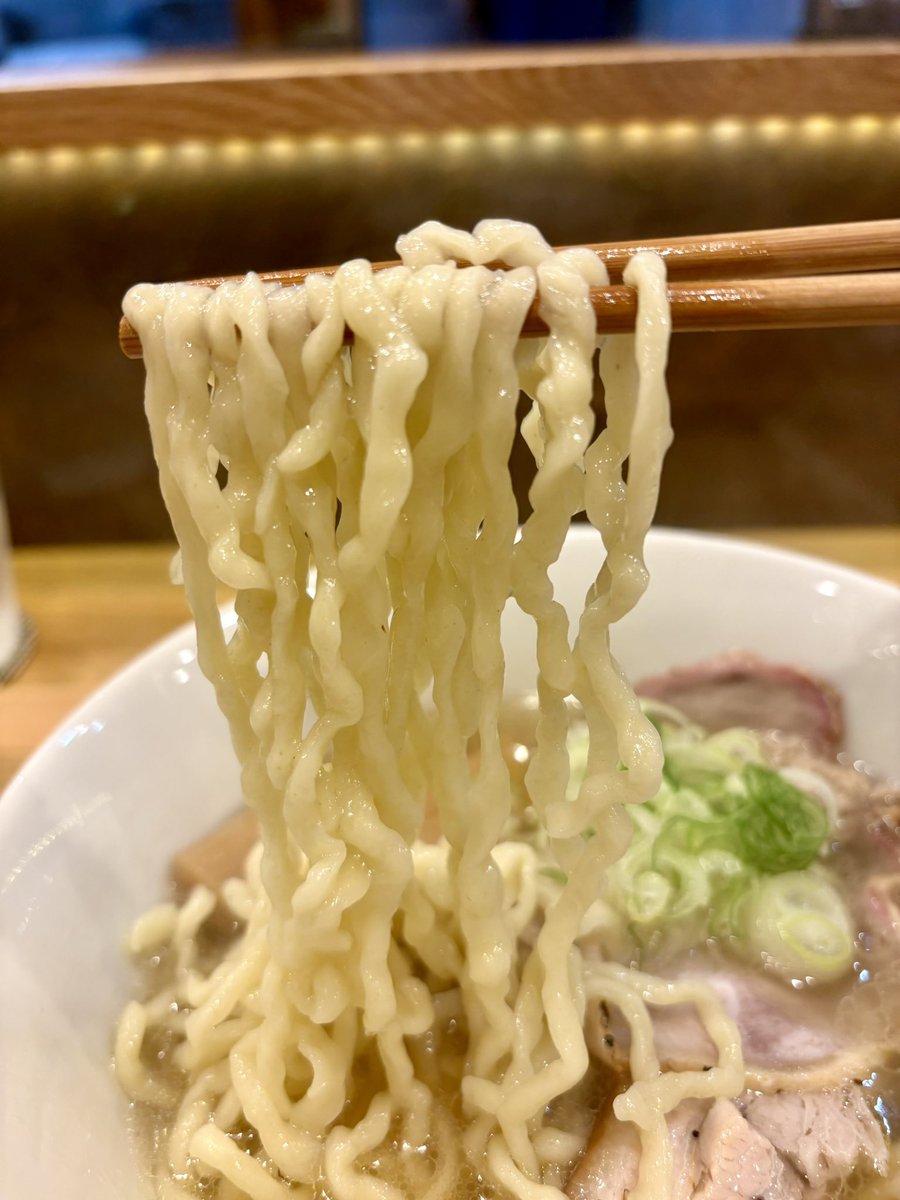 summ9982's tweet photo. 水戸市『特選中華蕎麦諭吉』の特選中華蕎麦、塩！！

二選では食べたけどフルサイズは未食✨
細麺か手もみ麺の選択式なので手もみ😗

鶏×帆立の淡麗スープらしいけどもっと複雑な深みを感じる旨味👏
手もみ麺は風味よく啜り心地も👍
トリュフペースト⁉️が最高な味変⭐️

お心遣いありがとうございます🙏 https://t.co/DjjiblhITK