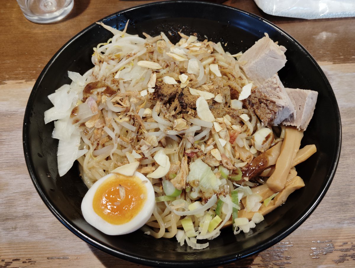 sakirim0's tweet photo. ラーメン専門店 ゆうひ屋さん(@ yuuhiya0211)@赤羽
油そば 大盛 アゲネギ ニンニクチップ マー油 を頂きました。クドくない油の旨さの中に香ばしくもあり。凄く好みの油そばでした。
次はキロを超える特盛にチャレンジしてみたいですね。
#ラーメン #ラーメン大好き #ラーメン好きな人と繋がりたい https://t.co/oCva7C1AQP