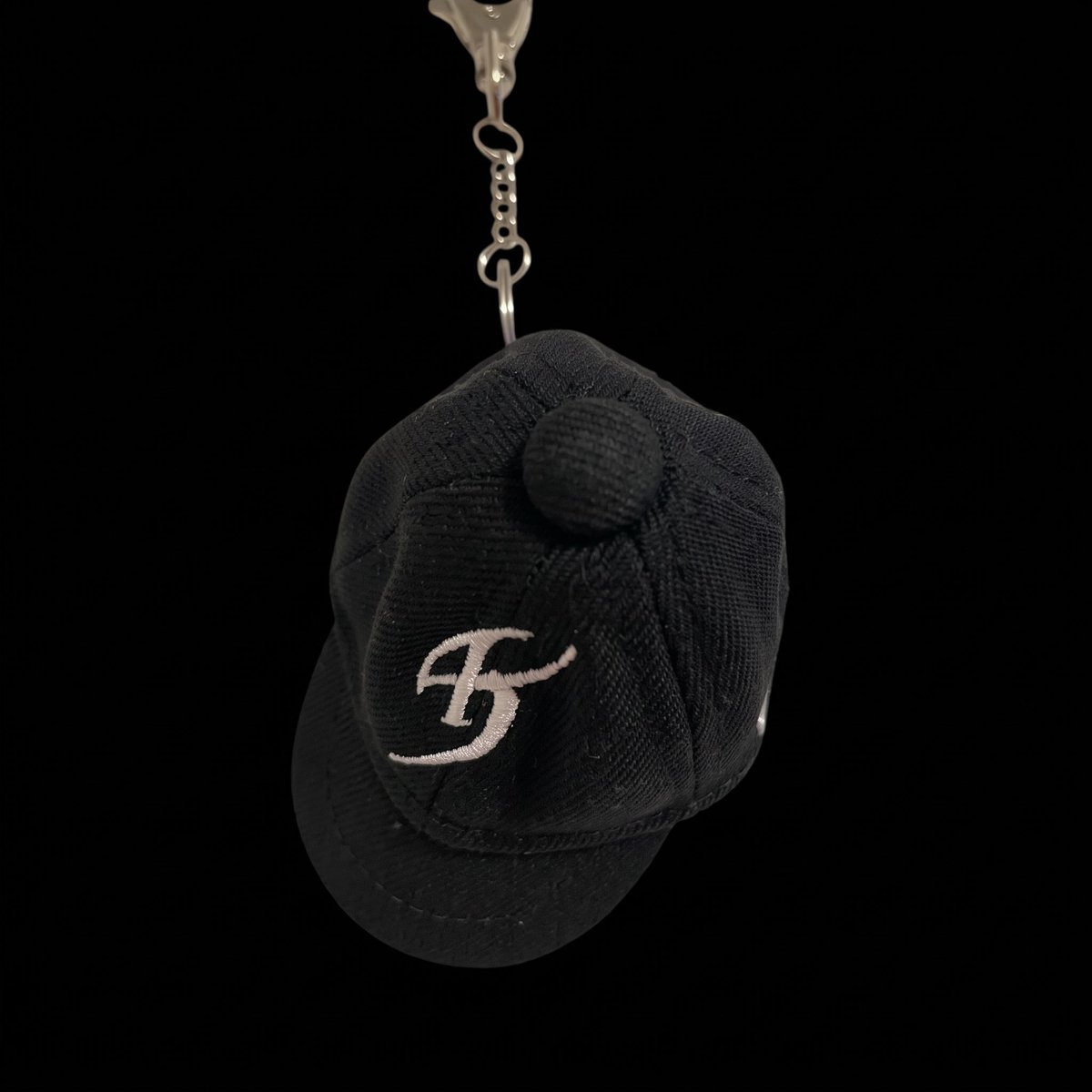 HimuroShop's tweet photo. ⚜️明日10/7(水)18:00販売開始⚜️
KYOSUKE HIMURO×NEWERA
collaboration企画✨
① 9FIFTY ストレッチスナップ
② 9TWENTY Damaged
③ キャップキーホルダー
詳しくは▶️ https://t.co/PTDT3lE0M2
#氷室京介
#kingswing https://t.co/avc73MQinT