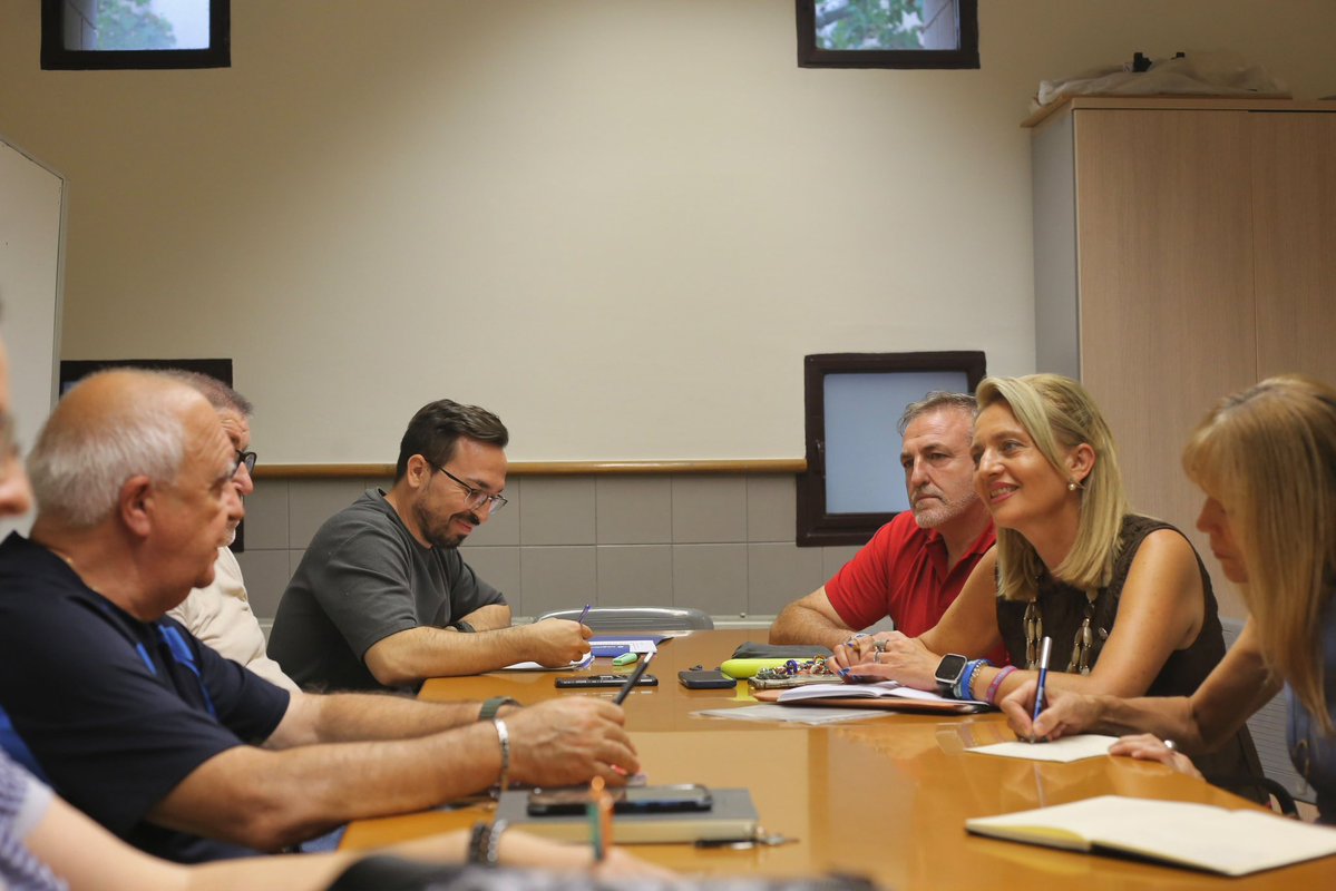 Lleida_AC's tweet photo. Ahir Meritxell Feliu (@meri_feliu) i l’equip d’Aliança Catalana ens vam reunir amb l’Associació de Veïns de la Bordeta.
Espais degradats, manca neteja i inseguretat real: el govern de @flarrosa té el barri abandonat.
Escoltarem cada barri per recuperar l’ordre.

💙 #SalvemLleida https://t.co/sdLL0Kku2J
