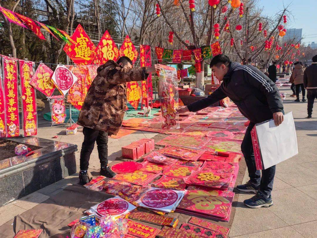 Af39517628's tweet photo. [At the market, watch the butcher skillfully prepare fresh pork, while the customer eagerly grabs (扒) the red couplets to grab the best ones, with the sound of New Year greetings filling the air—regret (悔) nothing about this lively holiday moment!]， https://t.co/IKZtQBw5NU