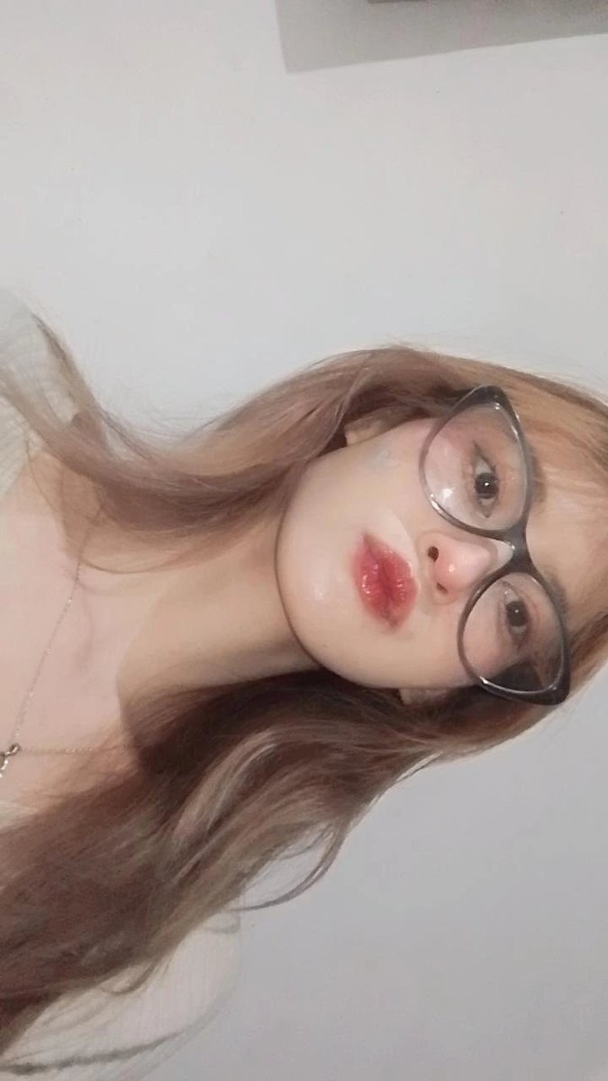 berrylippie's tweet photo. baru akhir akhir ini lg suka pake kacamata 🫰🏻 https://t.co/l0mV0CnsoO