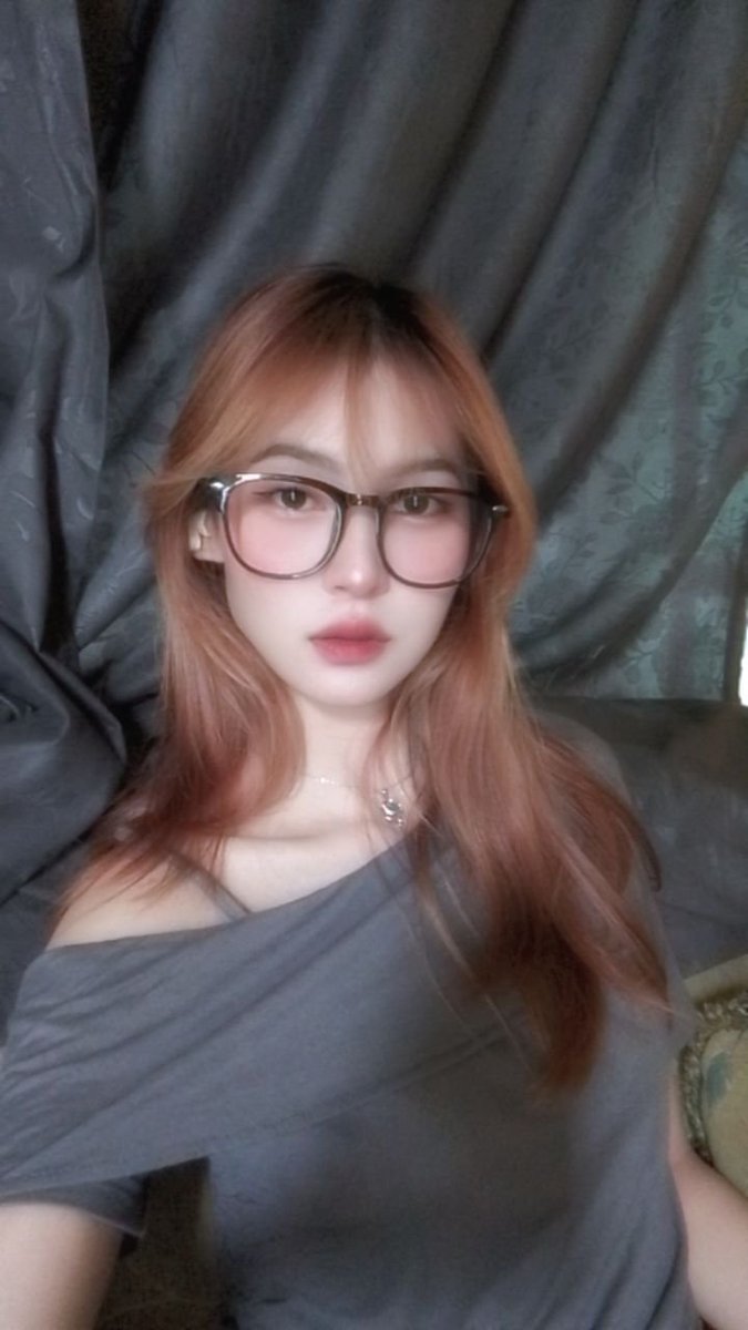 berrylippie's tweet photo. baru akhir akhir ini lg suka pake kacamata 🫰🏻 https://t.co/l0mV0CnsoO