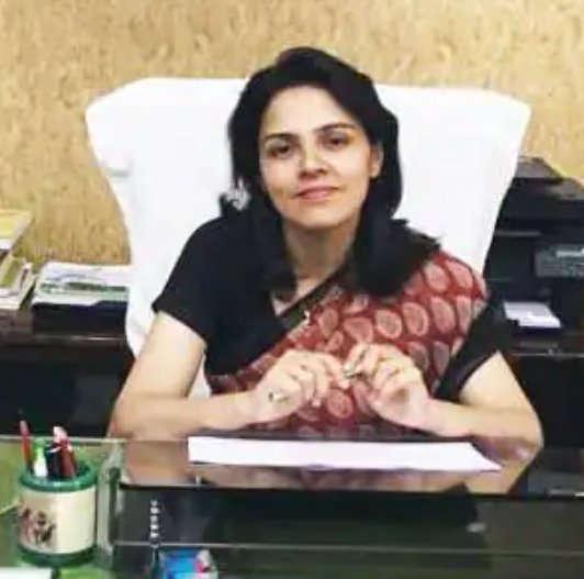 AhteshamFIN's tweet photo. #IAS रोशन जैकब की बड़ी कार्यवाही 📩
उत्तर प्रदेश खाद्य सुरक्षा एवं औषधि प्रशासन (FSDA) आयुक्त IAS डॉ. रोशन जैकब ने महंगी दवाओं के खेल को रोकने और दवाओं के मनमाने दामों को काबू करने के लिए नेशनल फार्मास्युटिकल प्राइसिंग अथॉरिटी #NPPA को एक महत्वपूर्ण पत्र भेजा है।
📍IAS डॉ. रोशन जैकब ने मांग की है कि दवाओं की खरीद लागत (Procurement Price) से अत्यधिक अधिक कीमतों पर लगाम लगाने के लिए देशभर में ट्रेड मार्जिन कैपिंग (Trade Margin Capping) लागू की जाए।
📍UP में मेडिकल कॉलेजों और निजी अस्पतालों की 214 फार्मेसियों की जांच के बाद पाया गया कि कई गंभीर बीमारियों (जैसे संक्रमण, कैंसर) के महंगे इंजेक्शन्स की एमआरपी (MRP) उनके खरीद मूल्य से 5 से 67 गुना तक अधिक वसूली जा रही है। उदाहरण के लिए, ₹74 का एक इंजेक्शन करीब ₹4,980 (MRP) में बेचा जा रहा था।
📍#FSDA आयुक्त ने औषधि मूल्य नियंत्रण आदेश (DPCO)-2013 के नियमों का हवाला देते हुए दवाओं के दामों में पूर्ण पारदर्शिता लाने का आग्रह किया है ताकि मरीजों का शोषण बंद हो सके।