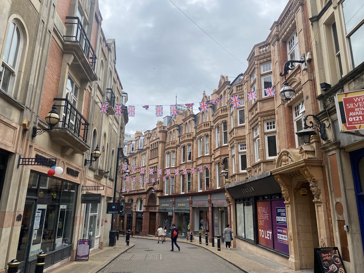 VemFings's tweet photo. @createstreets I do think when you post this sort of thing you should also highlight that the city has kept, thankfully, quite a lot of more intimate buildings and streetscape. https://t.co/yILRtkMWx8