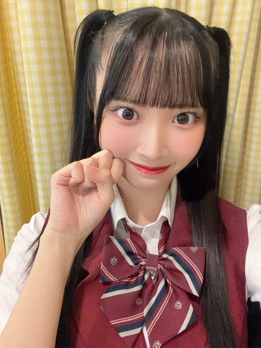 risa_nyanko_'s tweet photo. 可能性公演の制服衣装！
どの色が1番好きだった？？🐈

紺は着れずに終わっちゃったけど、灰色、茶色、緑、赤は大体2.3回ずつくらい着たよー！

ちなみに灰色は撮影でしか着用してない！🥲 https://t.co/RQUjS7ymwb