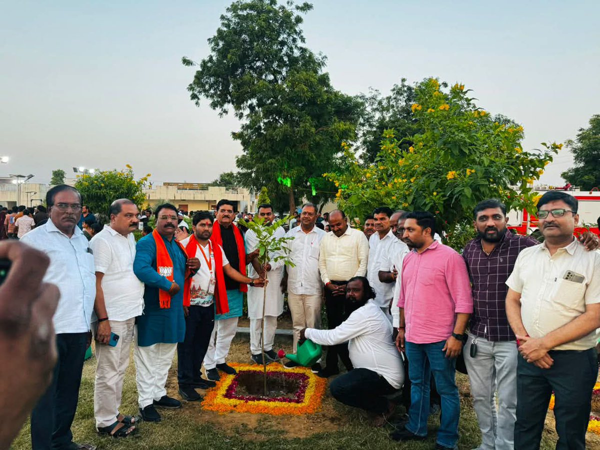 airnews_abad's tweet photo. #Gujarat #Mahesana #SevaSankalpAbhiyaan #Plantation
વારાણસીથી વડનગર તરફ નીકળેલી બાઈકર્સ સેવા યાત્રા ઝુલાસણ પહોંચી; ગ્રામજનોએ ઉમળકાભેર કર્યું સ્વાગત
મહાનુભાવોની ઉપસ્થિતિમાં વૃક્ષારોપણ કરી પર્યાવરણ સંરક્ષણનો સંકલ્પ અપાયો
#AIRPics : જયંતિ ચૌધરી https://t.co/oNSUdUIIy7
