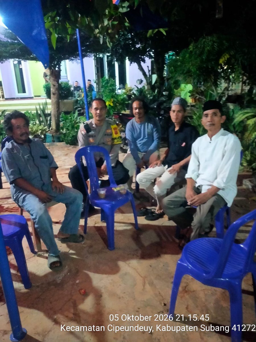 HumassekCpdysbg's tweet photo. Aiptu Sidik Nurdiansyah Bhabinkamtibmas Desa Cimayasari laksanakan Sambang Silaturahmi dengan warga masyarakat

SUBANG, Senin (05/10/26) Bhabinkamtibmas Desa Cimayasari Aiptu Sidik Nurdiansyah Melaksanakan Giat Sambang silaturahmi dengan warga masyarakat Dusun Cihuni https://t.co/XBtAElaPOS