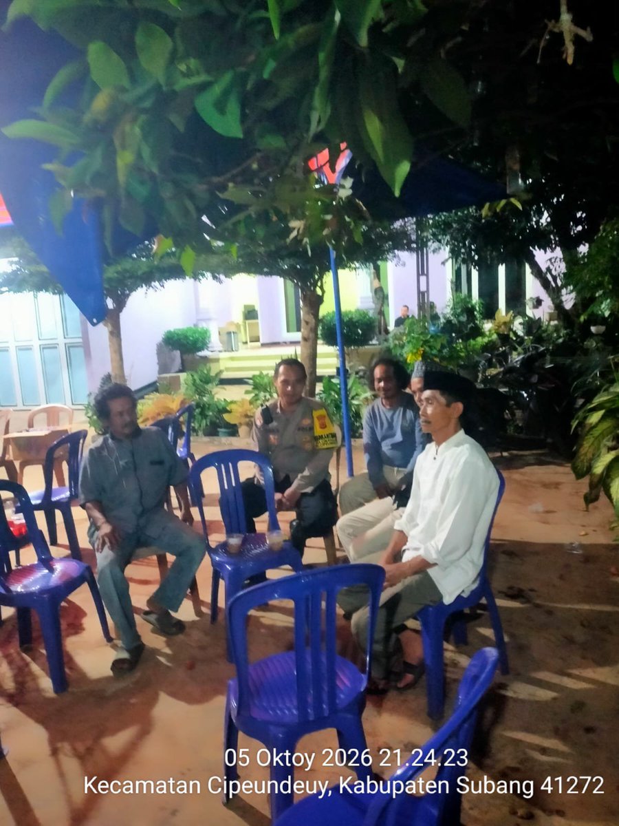 HumassekCpdysbg's tweet photo. Aiptu Sidik Nurdiansyah Bhabinkamtibmas Desa Cimayasari laksanakan Sambang Silaturahmi dengan warga masyarakat

SUBANG, Senin (05/10/26) Bhabinkamtibmas Desa Cimayasari Aiptu Sidik Nurdiansyah Melaksanakan Giat Sambang silaturahmi dengan warga masyarakat Dusun Cihuni https://t.co/XBtAElaPOS