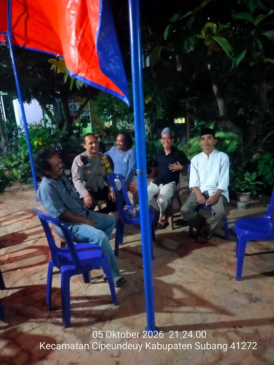 HumassekCpdysbg's tweet photo. Aiptu Sidik Nurdiansyah Bhabinkamtibmas Desa Cimayasari laksanakan Sambang Silaturahmi dengan warga masyarakat

SUBANG, Senin (05/10/26) Bhabinkamtibmas Desa Cimayasari Aiptu Sidik Nurdiansyah Melaksanakan Giat Sambang silaturahmi dengan warga masyarakat Dusun Cihuni https://t.co/XBtAElaPOS