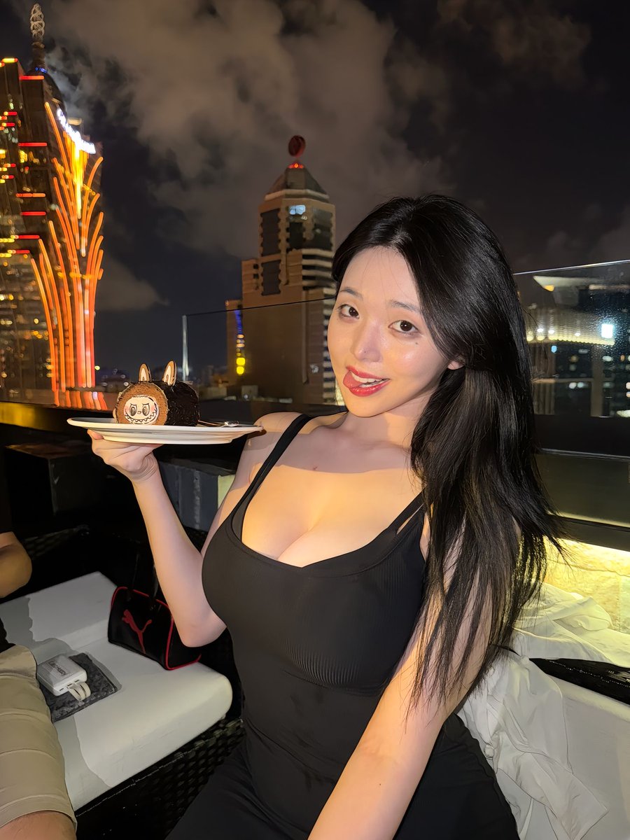 AdcockSyble's tweet photo. 高冷女神上线了 不准来骚扰！ https://t.co/R6JrIEgUqW