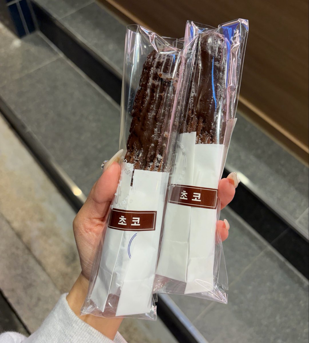 Ujuuuuuch's tweet photo. パリバケのチョコチュロス、昨日の22時過ぎに行ったら大量に売ってたから2個買ったんだけど美味しすぎてペロリだった、、、そして今日の15時過ぎに忘れられずまた行ったら売っててさらに追加購入、、めっちゃ美味しいものに出会ってしまった😭😭サクじゅわもちっ😭😭🍫 https://t.co/IA8LrWpgmV