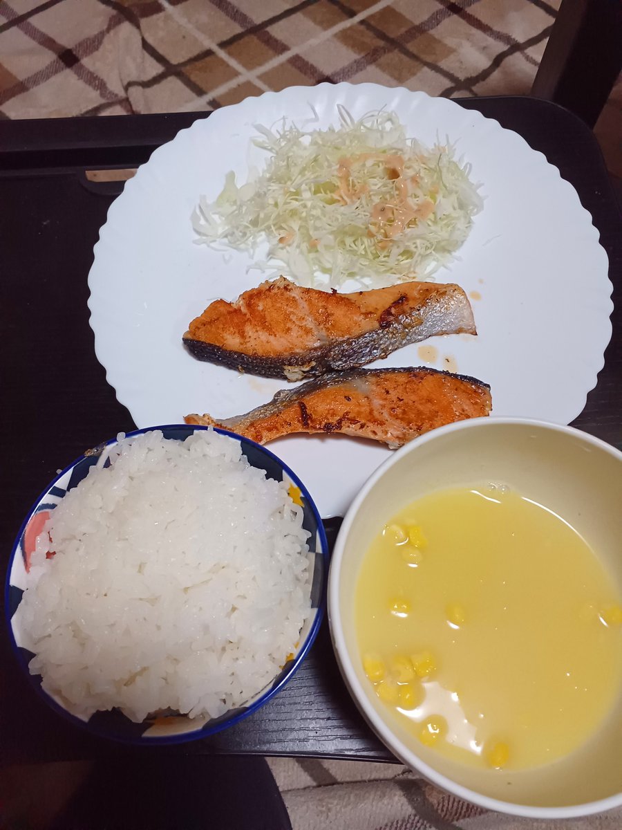 cheezjiji's tweet photo. 夕飯はご飯とスープと生野菜と鮭の塩焼きです https://t.co/2O562pcciJ