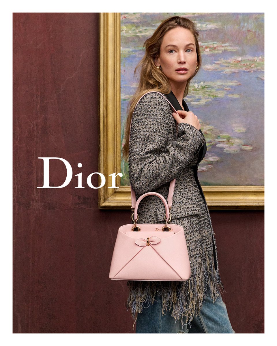 Dior's tweet photo. Dior Cruise 2027.

The imagination roams at the LACMA in the new campaign featuring Jennifer Lawrence, Greta Lee and Taylor Russell.

#DiorCruise https://t.co/6jXY3OOdlD
