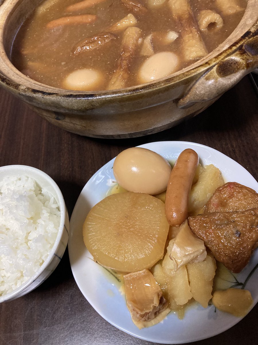 moto19620814's tweet photo. 今宵の『もっさん食堂』

【味噌味おでん定食】
ちくわ・おでんの具セット・卵・牛すじ・大根・ジャガイモ・ウインナー
味付け：ダイショー博多もつ鍋スープ・フジジン夜明け味噌・砂糖

おでんの季節になって来た🍢
ごちそうさま😋
＃大分県
＃おうちごはん
＃料理
＃家飯 https://t.co/i5kWus9iVx