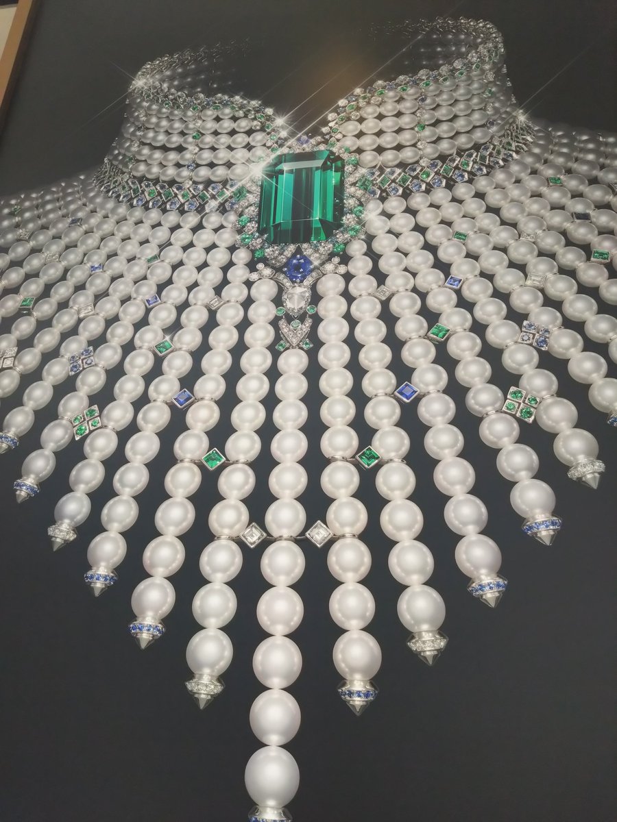 rouge_pomme's tweet photo. 石沼の皆様…ミキモトのハイジュエリー展示どうかご覧下さい、大変な事になってます…ポスターのメインビジュアル作品、百カラット超のインディゴライトトルマリン、素晴しい透明度と色の濃さ…美しすぎて息が止まりました…こちら現物が置かれており…他にもコンク、サファイア、スピネル、全て極上… https://t.co/SNetblZ414