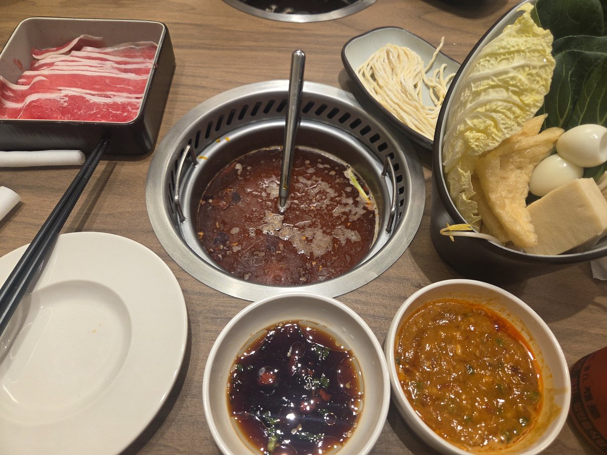 Rebobeee's tweet photo. 방송 시작 한시간 반 전.. 너무 든든하게 먹었더니 졸리다... https://t.co/NdEUL2sUvN