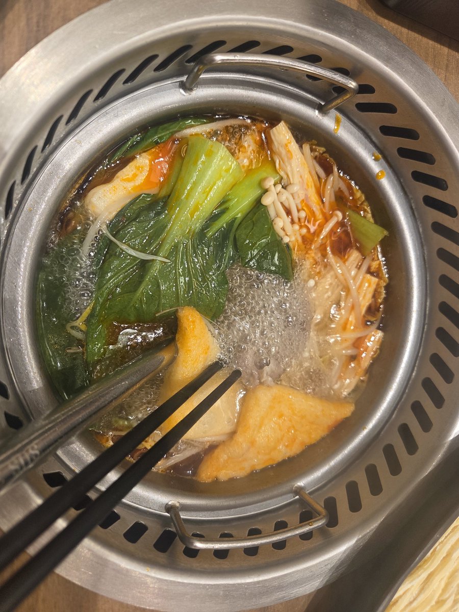 Rebobeee's tweet photo. 방송 시작 한시간 반 전.. 너무 든든하게 먹었더니 졸리다... https://t.co/NdEUL2sUvN