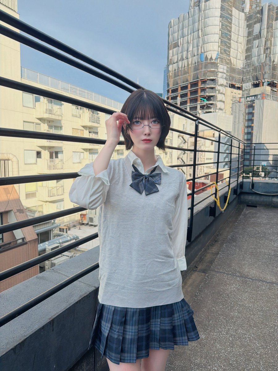 mia_Tohkei's tweet photo. 高身長ショートカットお姉さんの制服、どうかな？ https://t.co/jN4ZE0MsK7