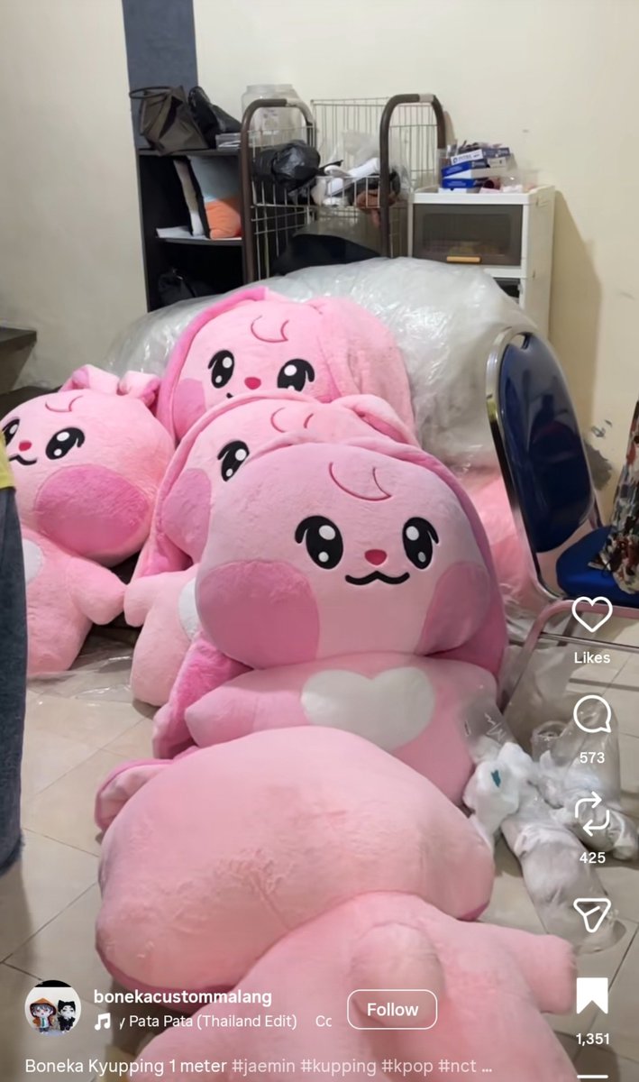 hwanginjooni's tweet photo. Menemukan jualan boneka custom segede 1 meter, kepikiran buat bikin ireng 1 meter since TUH CUKING IRENG SUSAH BANGET ANJIR BUAT DIBAWA PULANG! PULANG ATO GUE BUAT SENDIRI 1 METER GINI HAH!!!?? https://t.co/fASGv6p62g